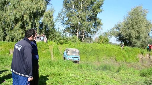 4х4 OFF Road уаз прыгает через бревна Бегемот трофи 2014