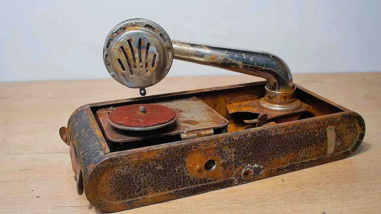 РЕСТАВРАЦИЯ старого окопного ГРАМОФОНА 1939 года. Реставрация устаревшего граммофона. смотреть онлайн