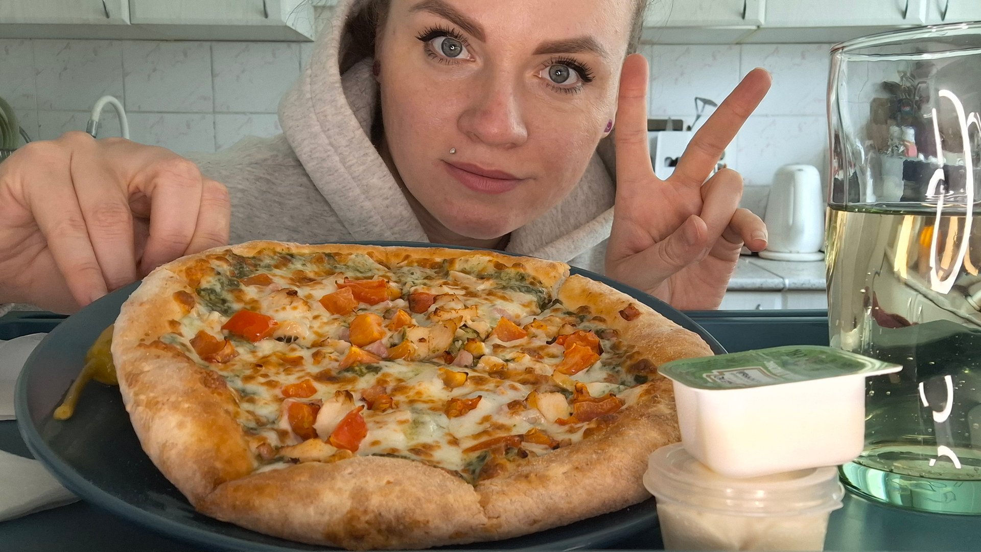 Мукбанг пицца "Цыплёнок Флорентина", соус париеджано и соус чесночный| Под ваши истории #мукбанг смотреть онлайн