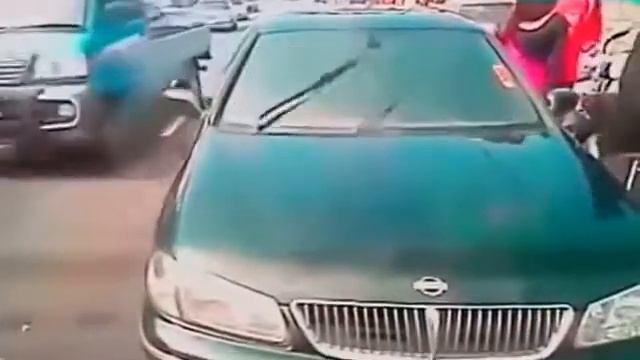 Приколы на дорогах! За рулем непредсказуемые бабы! смотреть онлайн