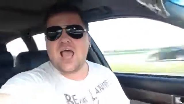 Прикольный парень поёт смотреть онлайн
