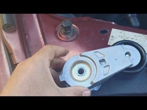 Когда нужно менять натяжитель приводного ремня.