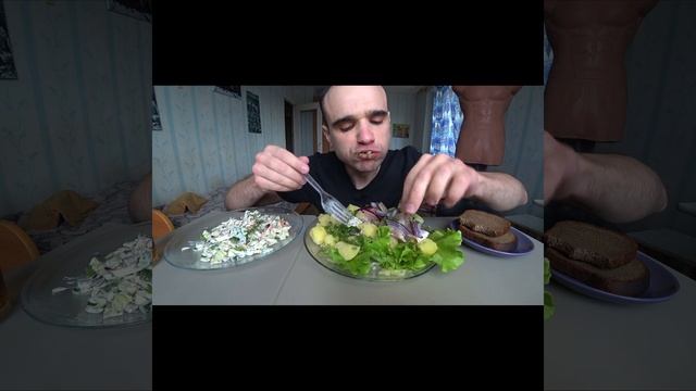 АСМР / МУКБАНГ / СЕЛЕДКА С КАРТОШКОЙ / НАРЕЗКИ ЛУЧШЕЕ #asmr #shorts #live #mukbang #приколы #food смотреть онлайн