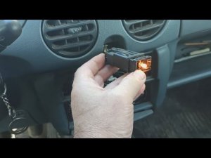 Не работают поворотники и аварийка на Рено.