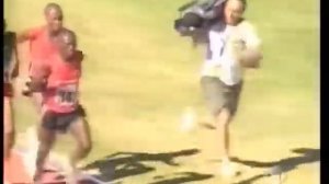 Человек с камерой обогнал бегуна Cameraman overtook  runner