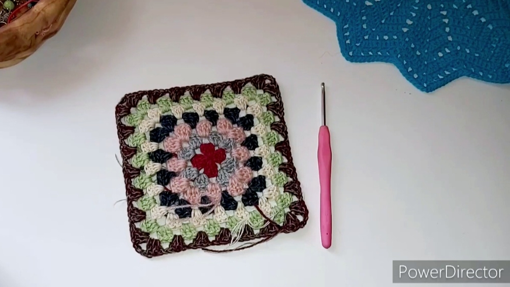 Как я прячу кончики при вязании бабушкиного квадрата из остатков смотреть онлайн