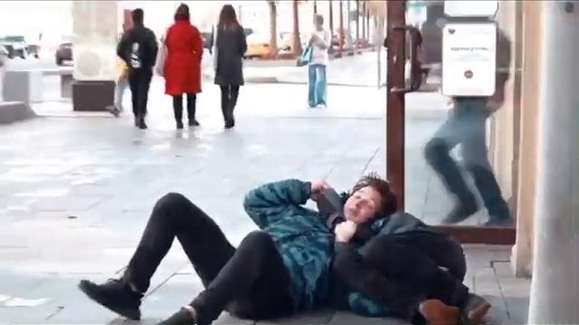 EDWARD BIL / получил в глаз!! Мужик ударил эдварда била! Будет синяк! смотреть онлайн