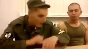 Солдат красиво поёт