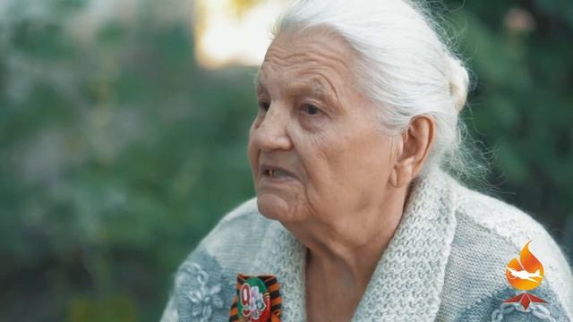 ЖИВЫЕ ИСТОРИИ. Галина Ефимова: "Парень спрыгнул с поезда и давай нас, детей, кидать в окошко!" смотреть онлайн