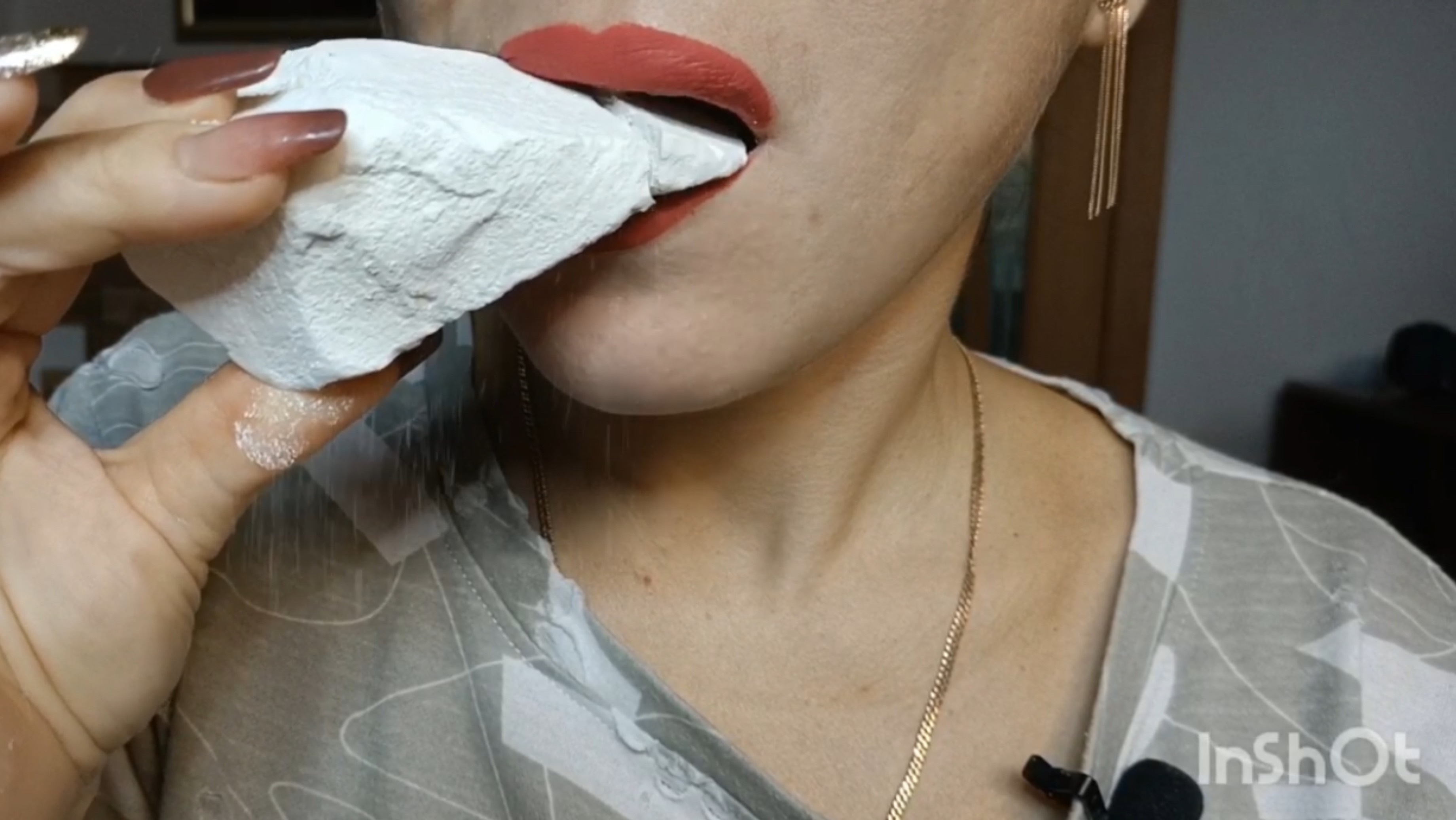 Что то на меловом. Хруст мелом . 
Архивный ролик.