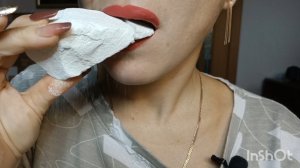 Что то на меловом. Хруст мелом . 
Архивный ролик.