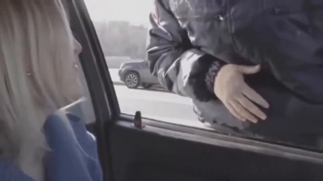 Блондинка за рулём застёгивает ГАИшнику. The blonde at the wheel fastens his pants traffic cops смотреть онлайн