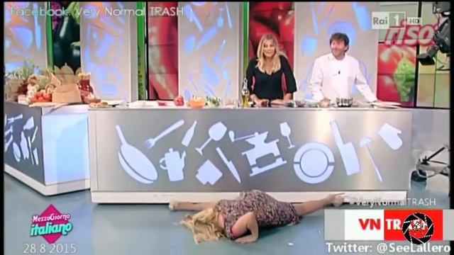 Ляпы в прямом эфире.Девушка неудачно села на шпагат смотреть онлайн