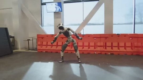 Робот Atlas от Boston Dynamics двигается совсем как человек