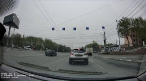 Если знаки противоречат светофору и разметке.