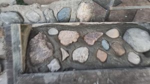 Ограждения для грядок из бетона с камнем своими руками.