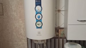 ОБЯЗАТЕЛЬНАЯ чистка БОЙЛЕРА  Electrolux EWH своими руками. Замена магниевого анода..