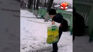 Ржака девочка бьёт мальчика