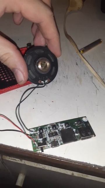 Подача питания на сломанную bluetooth акустику без аккумулятора - 5вольт 0,5 А . смотреть онлайн