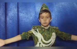 Мальчик читает стих к 9 мая про подвиг предков. Стихи о войне для конкурса на 9 мая ко Дню Победы