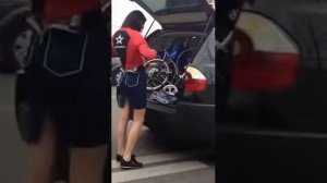 Приколы на дорогах   Сняла трусы и села
