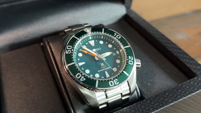 The Seiko Prospex SUMO Solar GMT: An Unbeatable Watch for Divers and Travelers смотреть онлайн