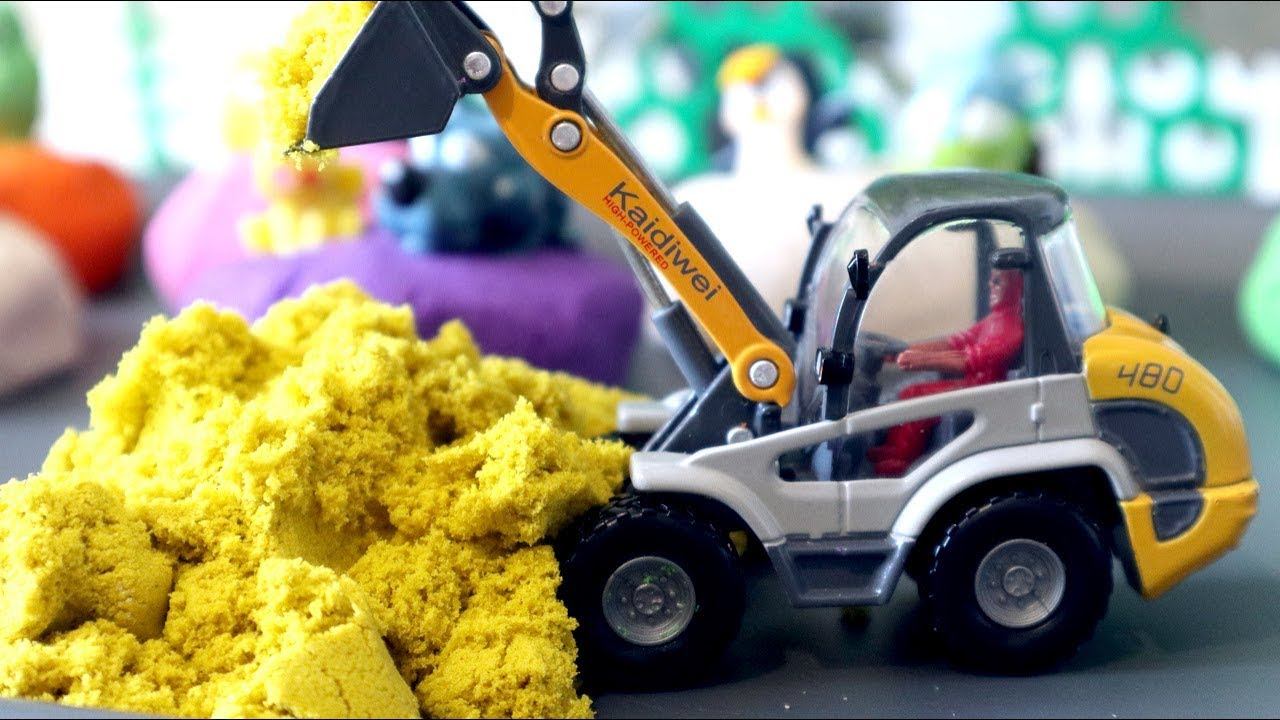 Вспыш и погрузчик. Сюрпризы в кинетическом песке. Игрушки смотреть онлайн