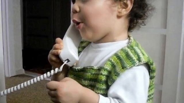 Смешное видео.Ребенок говорит по телефону. смотреть онлайн