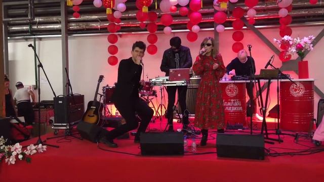 Elektromonteur feat. Дуся Лерер - Здесь и сейчас (live @ Ламбада-маркет Москва 01.04.2017) смотреть онлайн