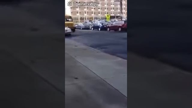 Незаметный лежачий полицейский смотреть онлайн