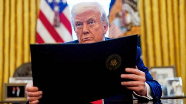 The Atlantic: советники Трампа исполняют приказы только со второго раза