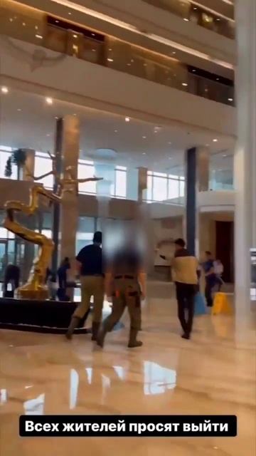 В столичной гостинице Hilton иностранцы сняли на видео, как из-за дождя начал протекать потолок 💦🙄 смотреть онлайн