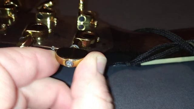 Люфтит колок на гитаре