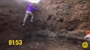 смешной момент в А4 кто первый выберется из ямы получит 1000$