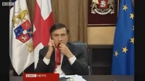 Саакашвили ест галстук