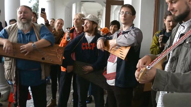 Завидочка под дождём на фестивале "Гусли мира", 26.08.17, г. Суздаль смотреть онлайн