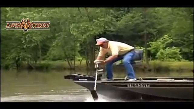 Fishing Fails Compilation / Подборка приколов на Рыбалке смотреть онлайн