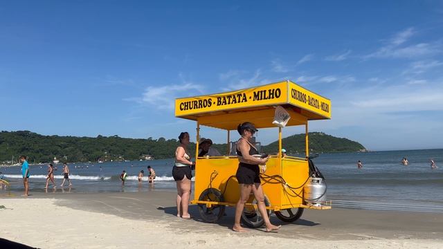 Под солнцем Бразилии: пляжная прогулка с камерой смотреть онлайн