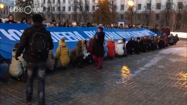 Как студенты поздравляли Рустама Минниханова под окнами Кабмина смотреть онлайн