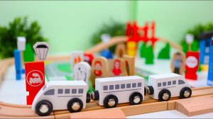 Деревянная железная дорога и игрушечный паровоз. Игрушки для детей