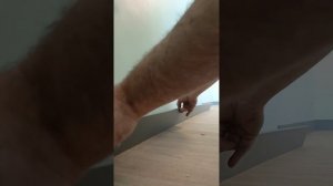 монтаж ПВХ плинтуса на пену и на термоклей #профессион
