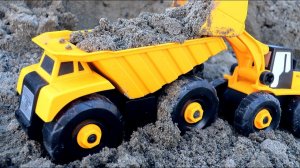 Машины и трактора для детей. Собираем самосвал на карьере