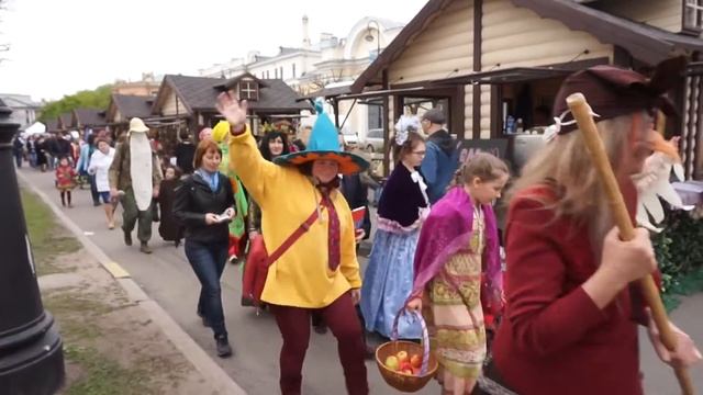 Книжный салон в мае 2017 Санкт-Петербург. Аллея палаты ремесел.