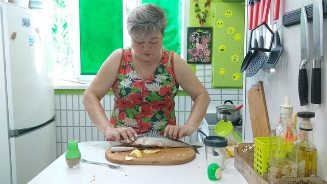 Фарширую овощами скумбрию для запекания в духовке. смотреть онлайн