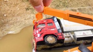 Полицейские машины и спасательные вертолеты ищут трактор | Коллекция интересных игрушечных машинок