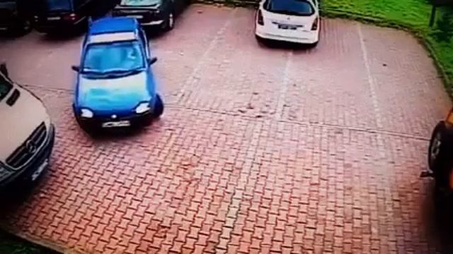 Баба за рулем на офисной парковке. прикол смотреть онлайн