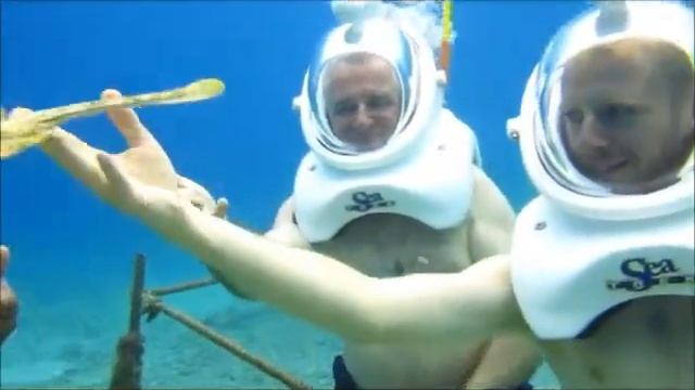 Blue water sea Helmet diving смотреть онлайн