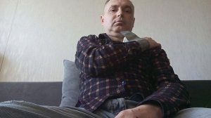 Как правильно измерять давление человека тонометром на лучезапястье.