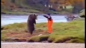 мужик дерется с медведем