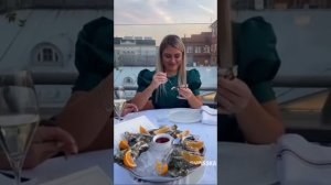Девушка пробует впервые устрицы , но они до желудка не доходят